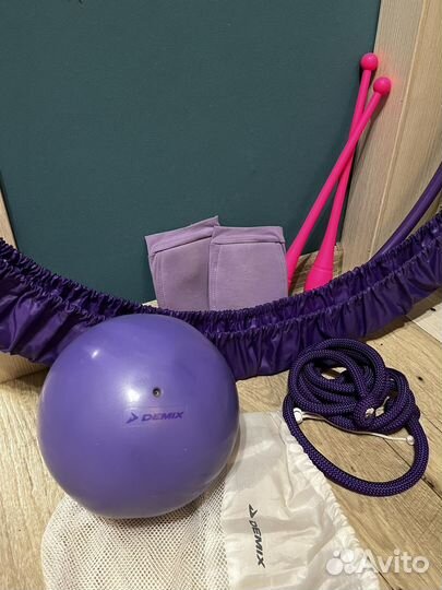 Гимнастический мяч, булавы, обруч, скакалка