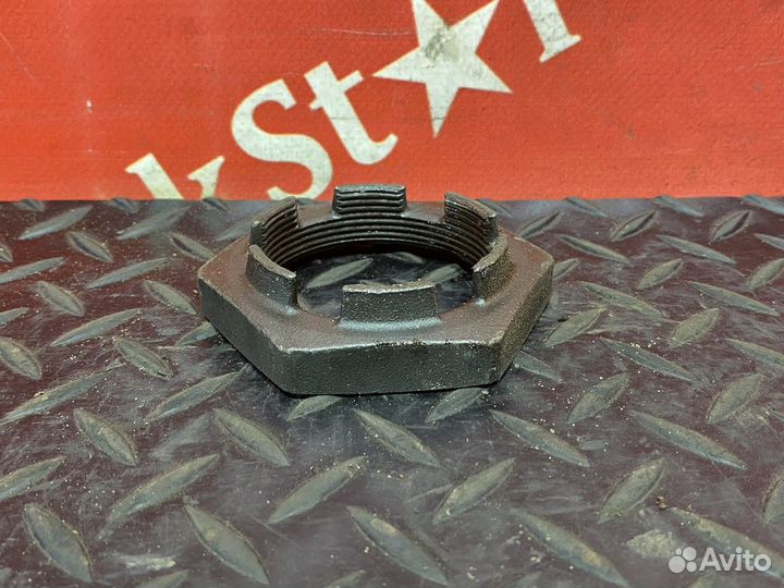 Гайка ступицы передней