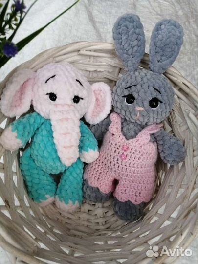 Плюшевый заяц и плюшевый слон