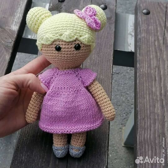 Вязаная кукла с одеждой