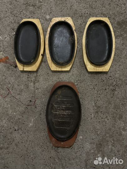 Сковородка чугунная на деревянной подставке