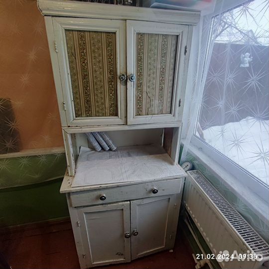 Старинный антикварный шкаф буфет