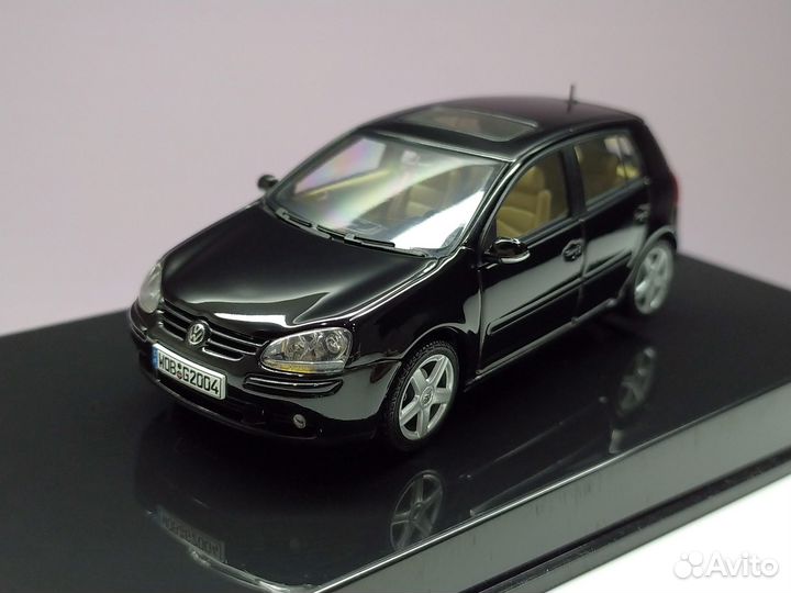 1:43 Volkswagen Golf 5 Black Autoart