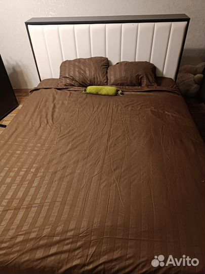 Кровать двухспальная с подьемным механизмом