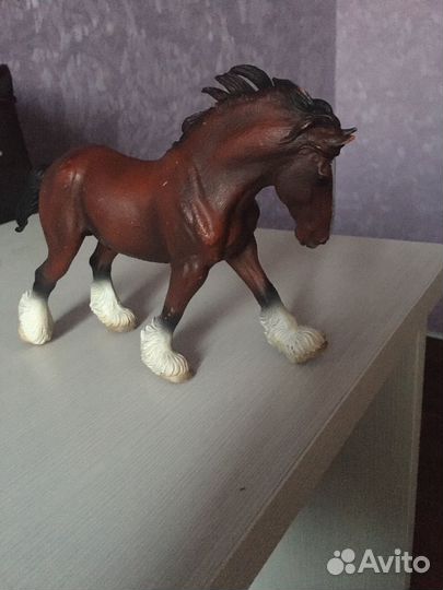Фигурка лошадки и зебры