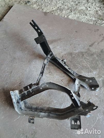 Кронштейн фары левый Nissan Fuga