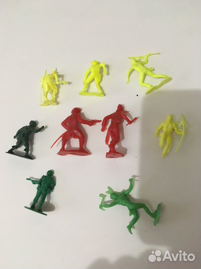 Солдаты, роботы, киндеры из 90х