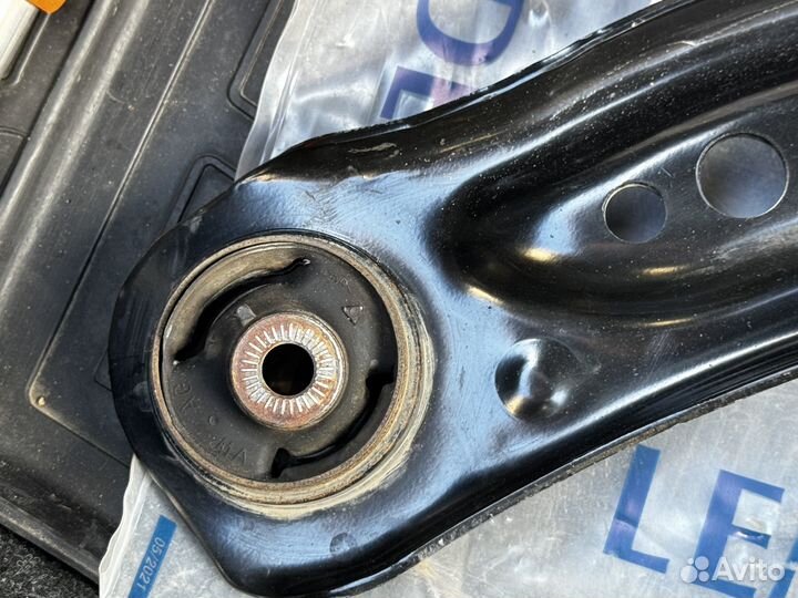 Передний левый рычаг Skoda a7 оригинал