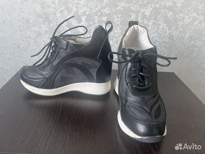 Кроссовки на скрытом каблуке 34 размер