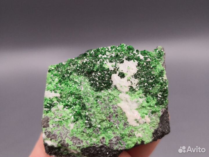 Уваровит, кальцит, амезит на хромите. Сарановское