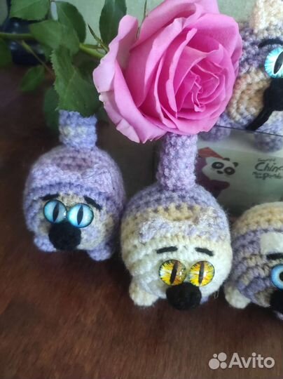 Вязаная игрушка котик