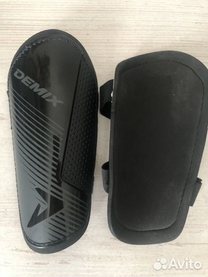 Щитки футбольные demix