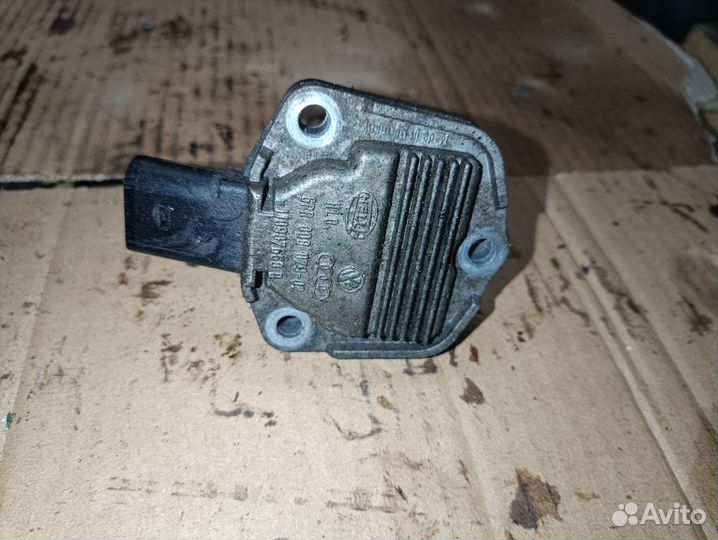 Датчик уровня масла 2.0 AZJ Volkswagen 1J0907660B