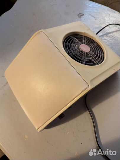 Лампа и пылесос для маникюра