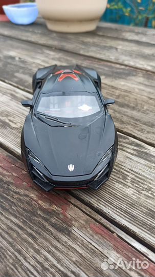 Металлическая модель машины