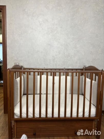 Детская кроватка с универсальным маятником