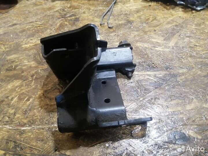 Кронштейн МКПП Фольксваген Т4 701399267G