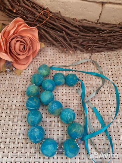 Бусы из шерсти валяные