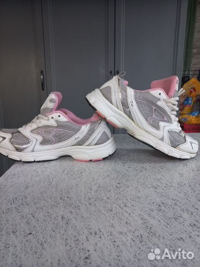 Кроссовки женские