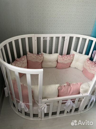 Детская кроватка с маятником белая