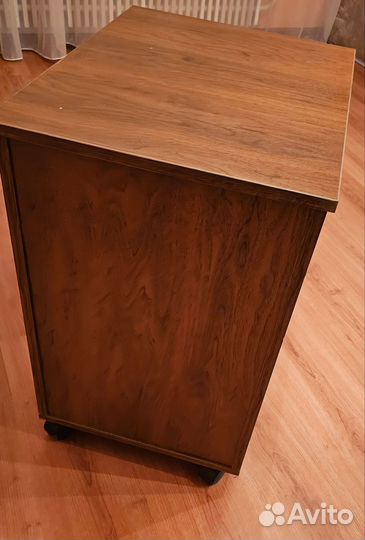 Тумба офисная выкатная с замком