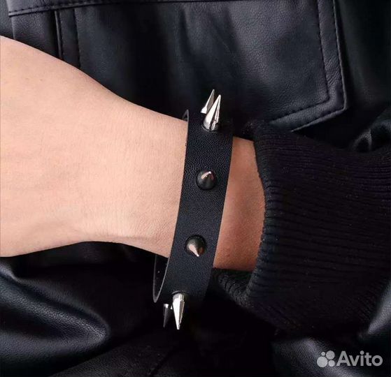 Кожаный браслет с шипами