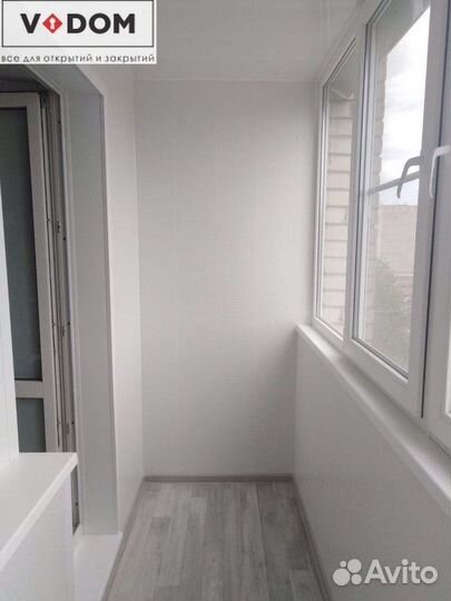 Пластиковая балконная дверь с окном