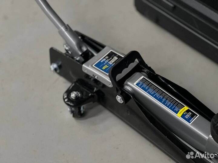 Домкрат подкатной автомобильный 2т