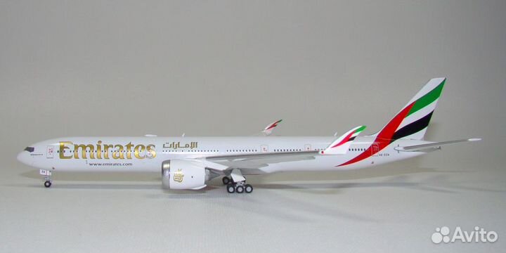 Модель самолёта Boeing 777-9 Emirates (сложенное к