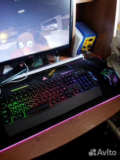 Игровой компьютер с монитором и клавиатурой