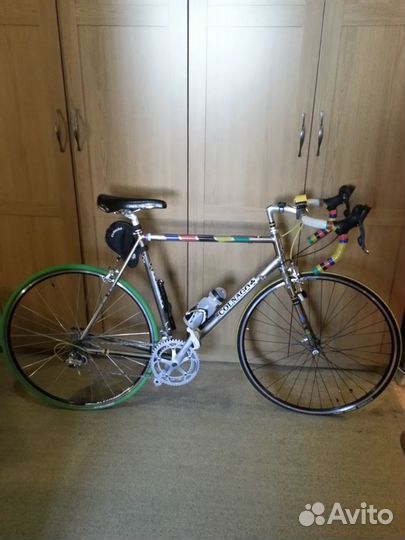 Два велосипеда - винтаж и титановая рама