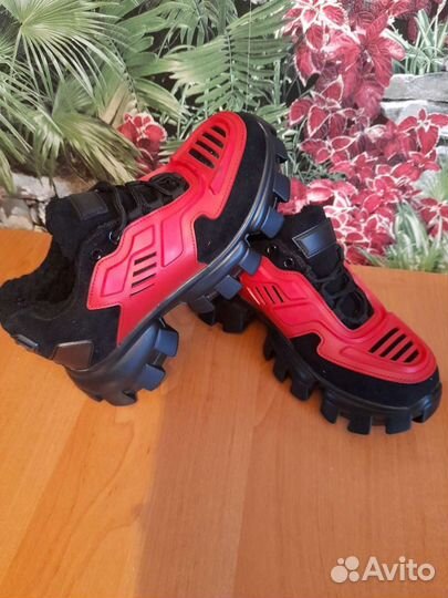 Кроссовки женские