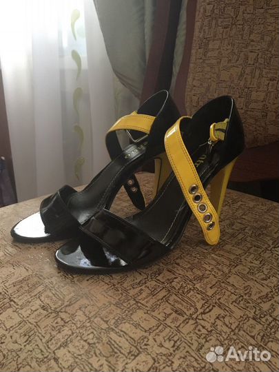 Босоножки лаковые