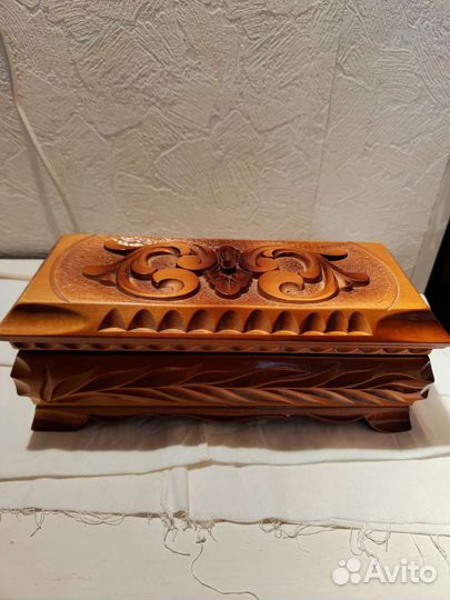 Деревянная шкатулка резная