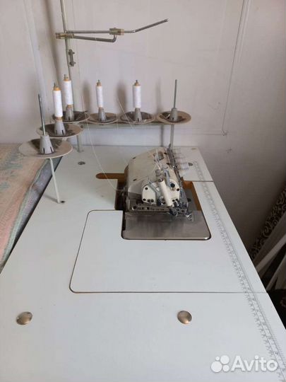 Швейная машинка оверлок