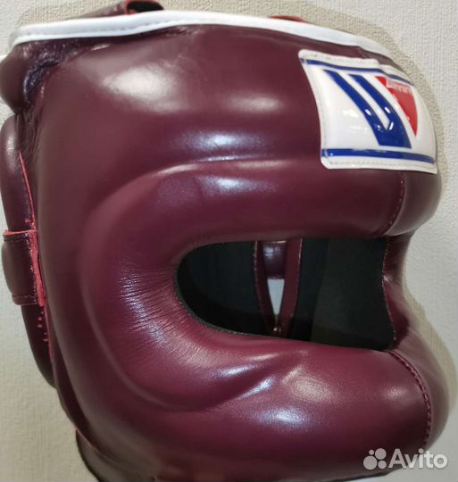 Боксерский шлем и перчатки