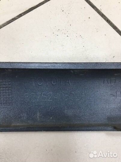 Молдинг заднего бампера правый Toyota Avensis