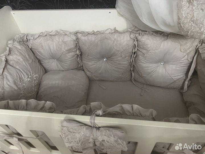 Детская кроватка с маятником