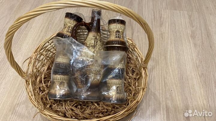 Глиняный кувшин для вина с кружками