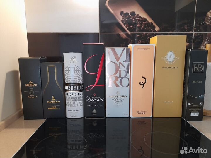Пустые коробки и бутылки из под элитного алкоголя