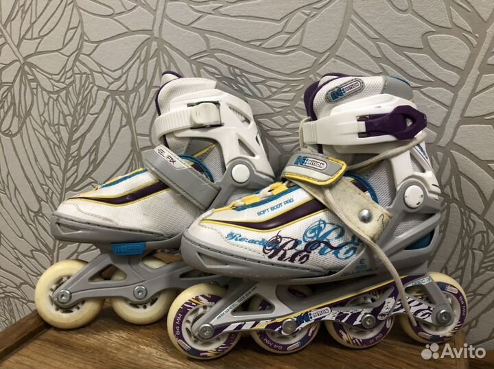 Ролики, роликовые коньки, и шлем reaction