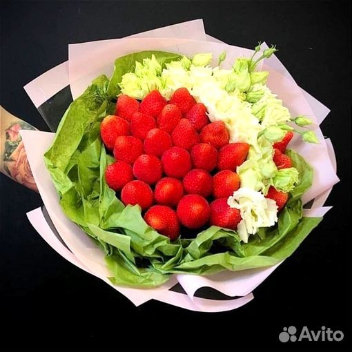 Букет из клубники и цветов