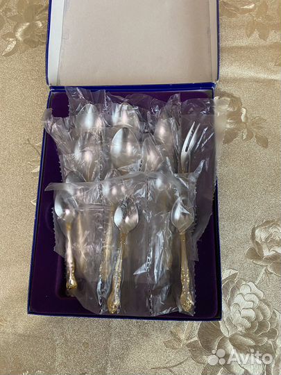 Набор новых столовых приборов 
