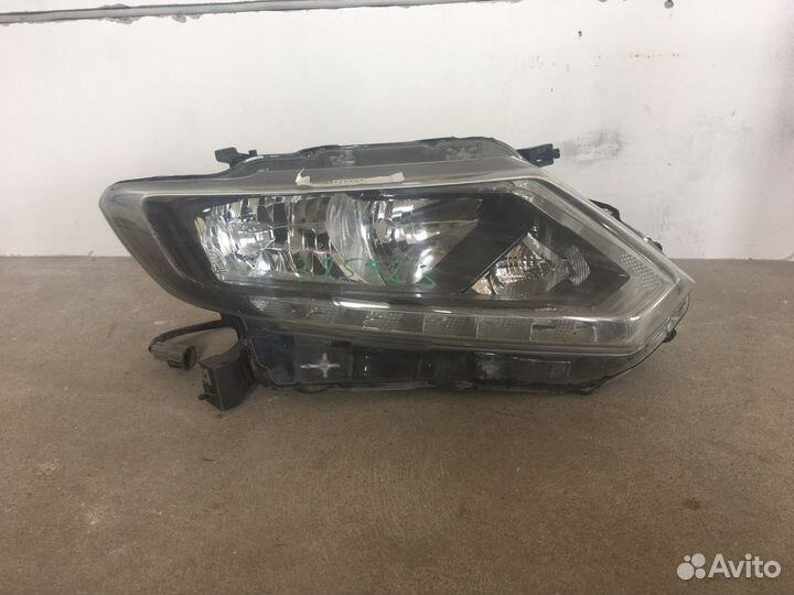 Фара правая битая Nissan X-Trail 2016