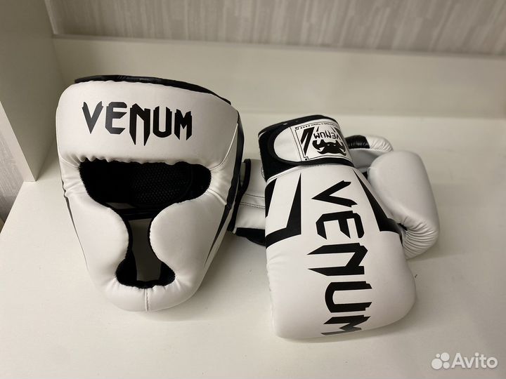 Боксерские перчатки и шлема