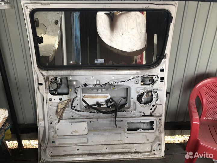 Боковое стикло двери тайота хайс 2001