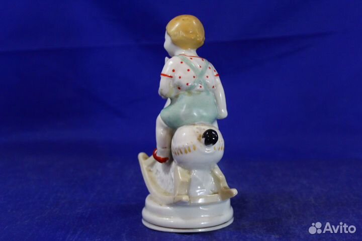 Фарфор статуэтка Всадник мальчик на лошадке склейк