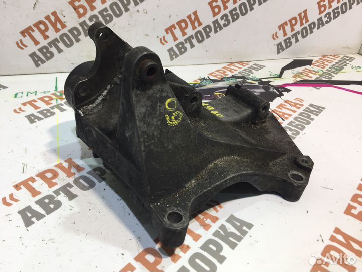 Рено Трафик Кронштейн навесного оборудования