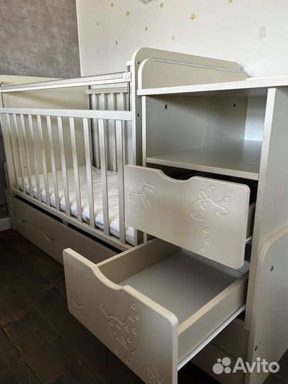 Детская кроватка с пеленальным столиком и ящиками