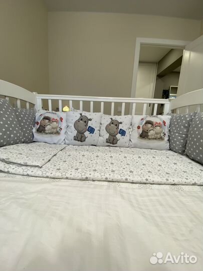 Бортики в кроватку + одеяло + подушка